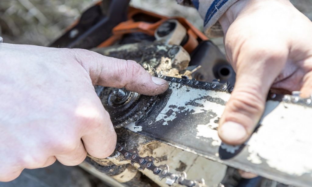 chainsaw oil lubricates chainsaws for use