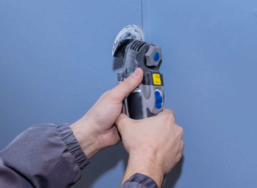 Man using an oscillating multi-tool